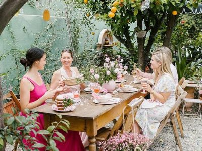 Garden-picnics-and-outdoor-tea-parties-friends-dining